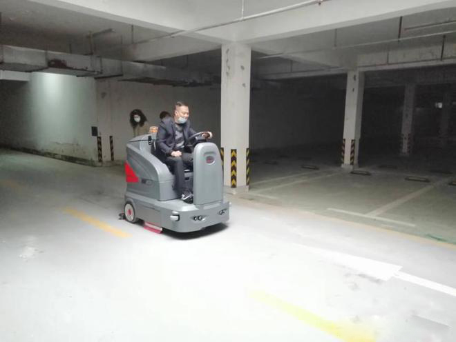 秦皇岛小区物业保洁不用人力改用驾驶式洗地机了
